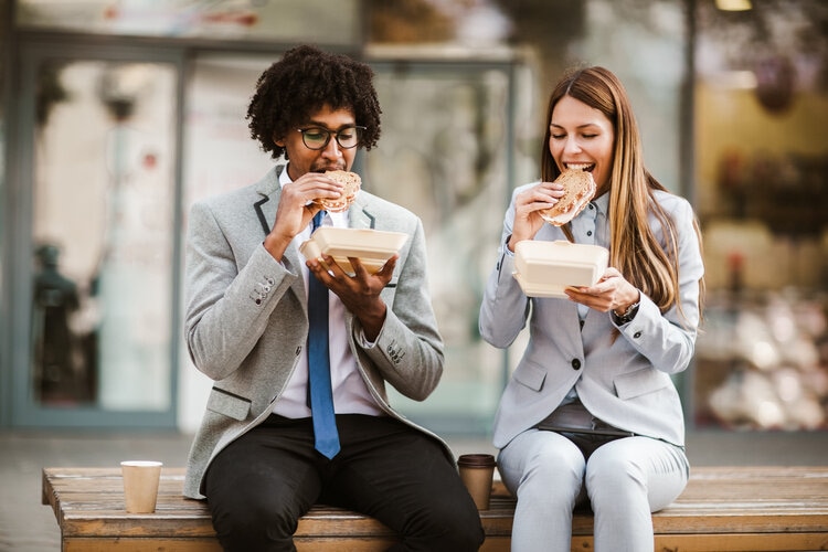 La pause quotidienne du repas du midi en entreprise